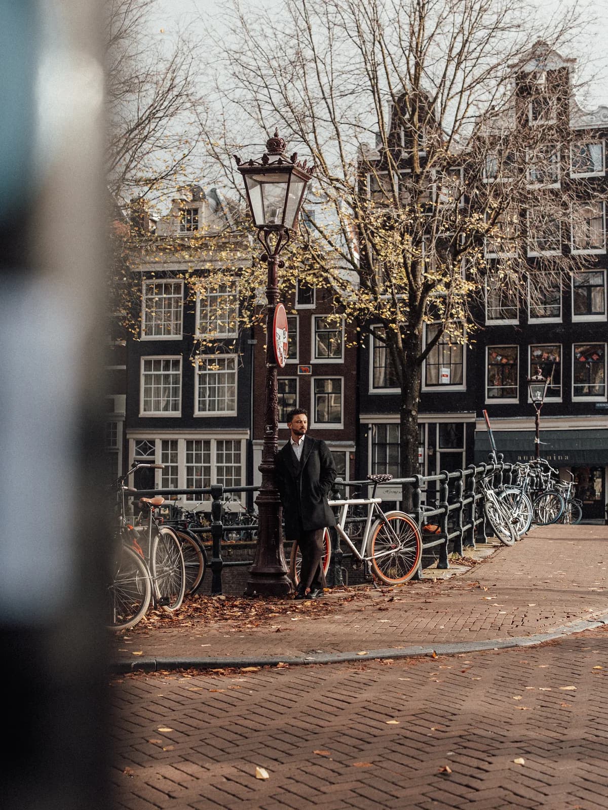 Horecaondernemer met een espresso op een terras in Amsterdam
